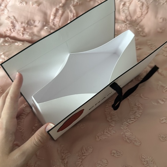 RARE CHANEL HOLIDAY GIFT BOX RED CAMELLIA FLOWER - Picture 5 of 5